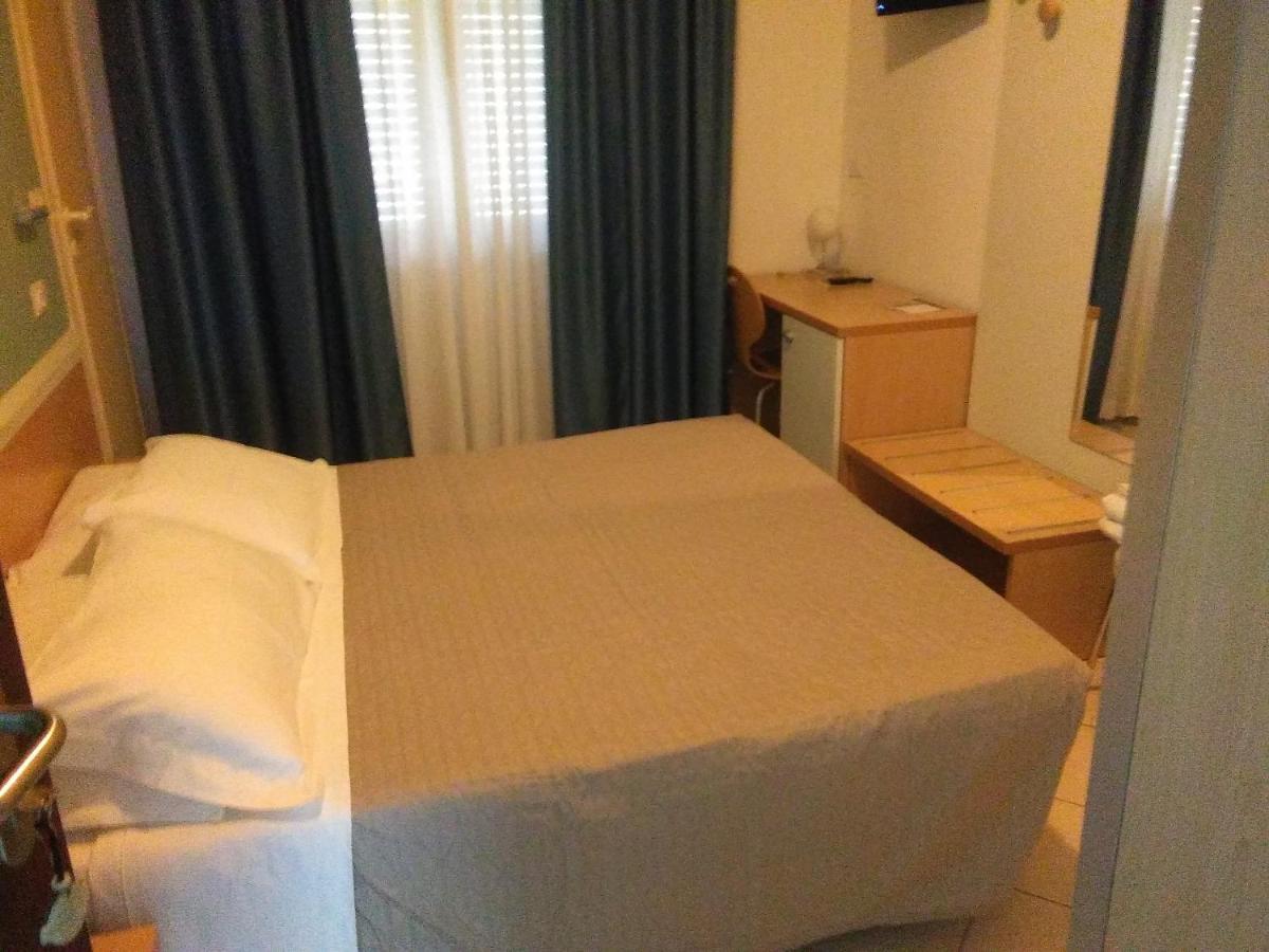 Hotel Savina Rimini Bagian luar foto